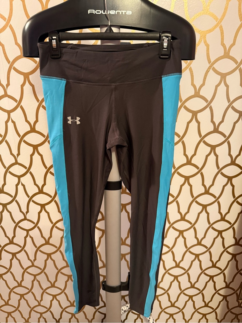 Under Armour Dark Gray & Turquoise HeatGear Compression Leggings Women’s medium
